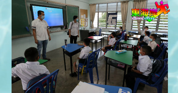 关丹光华华校家协主席拿督黄钟兴（左）及颜碧梅校长到低年级班，巡察学生复课状况。