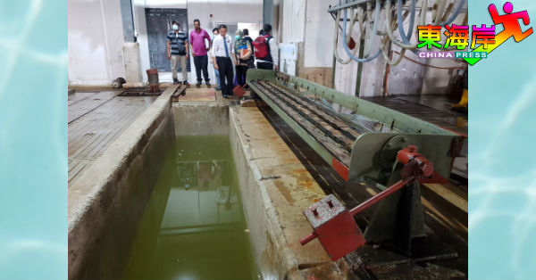 关丹卫生局官员发现制冰厂内存有大量污水，不符卫生标准。