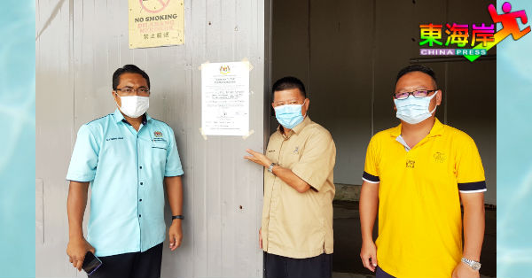 关丹渔民协会制冰厂被查封14天消息传出后，法克鲁（左）、沈春祥及张文源亲自到厂了解情况。