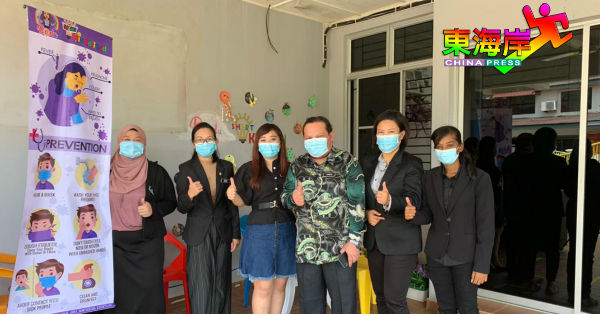关丹县教育局官员韩丹（左4）巡视私立幼儿园。左3为院长阮红。