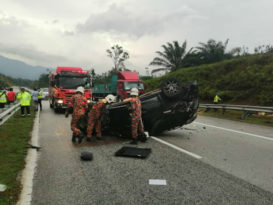 雨天道路湿滑  轿车翻覆2死1伤