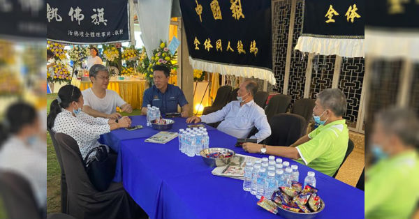 国家团结部副部长兼马华副总会长拿督斯里郑联科（左3），政务繁忙中，仍抽空前往李文辉家慰问。左2为李文辉。