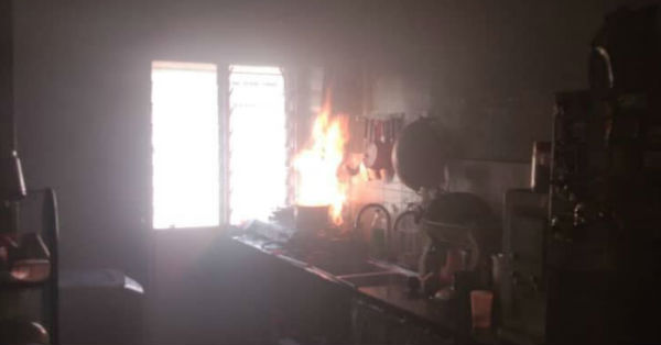 疑煮食忘熄火，住家厨房失火被烧毁6%。（取自彭州消拯局面书）