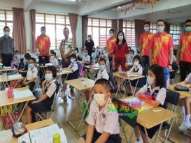 校方获热心单位赞助   赠清寒生口罩