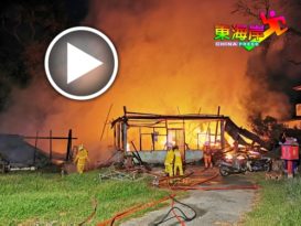 （更新报导）大火夜侵袭暹猛新村  屋主赤身逃  背灼伤