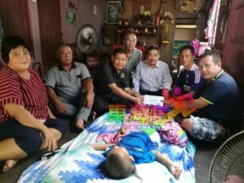 吉兰丹伊斯兰党支持者大会堂移交1000助洪健升　