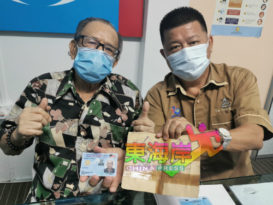 一甲子奔波终获大马卡 老翁要投票！