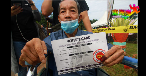 选民展示选举委员会分派的投票卡。