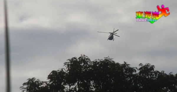 警方出动直升机在上空盘旋。