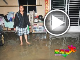 灾民冒雨找记者记者雨中采访