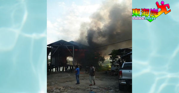 关丹市丹绒阿庇鱼市场附近的小码头货仓失火后，冒出滚滚浓烟。