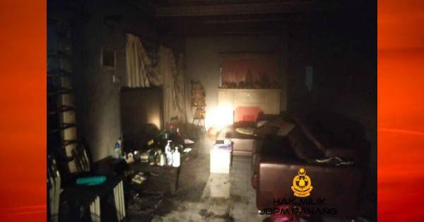 客厅也被大火熏黑。