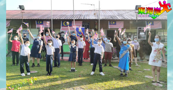 百乐县金马梳华校师生、嘉宾合唱“我是马来西亚的儿子”为国庆庆典拉开序幕。