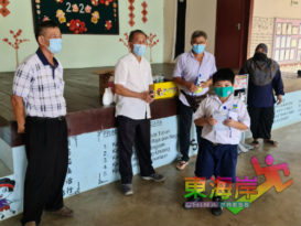 甘马挽雅姆华小 董事长赠师生防疫品