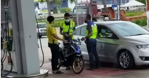 网上流传民众在油站添油时，因没戴上口罩而被开出罚单，遭警方开出罚单。（取自网络）