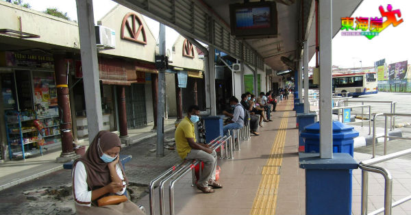 乘客们在关丹大巴刹的候车站等巴士时，也都戴上口罩，自我保护意识强烈。