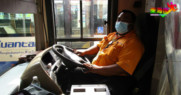 关丹快捷通巴士司机以身作则，规矩的戴着口罩。 