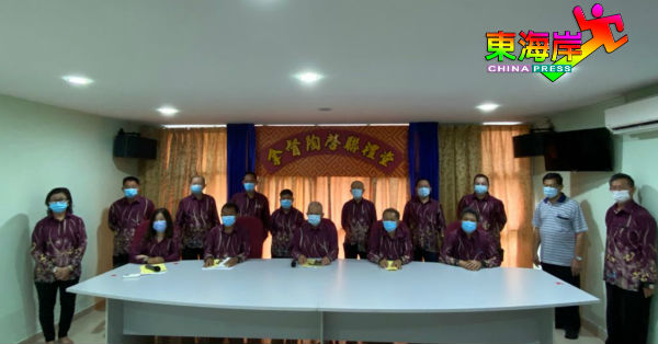 关丹琼崖公会第24届理事会；坐者左起为李信桦、庄迪景、陶启联、高荣宗及汤邦任。