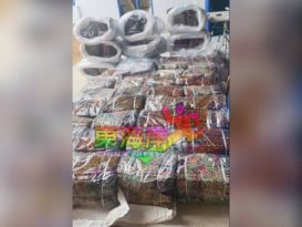 警员拦截可疑车辆   起2400件走私峇迪布