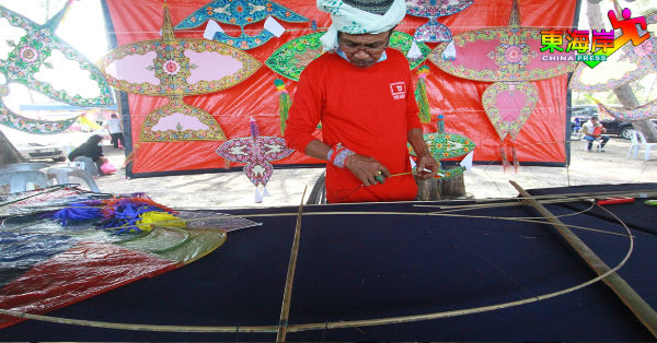 吉兰丹风筝爱好者展示传统风筝的骨架。