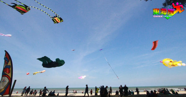 巨型风筝在天空“飞翔”，场面壮观。