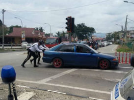 劳勿出城路段交通繁忙  交警助抛锚司机推车