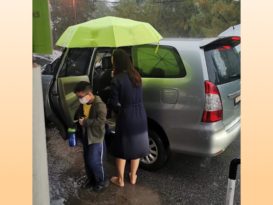 立德华校上课前大雨 老师冒雨为学生撑伞