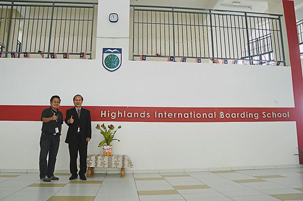 舍监罗秀隆（左起）及廖锦兴与各司其职，一同把学校管理好。