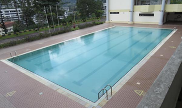 云顶国际寄宿学校体育设施齐全，更有一座游泳池供学生畅游。