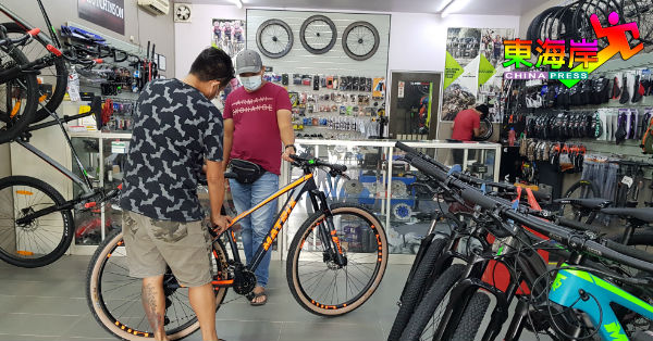 脚车爱好者下单购买脚踏车前，向店家了解脚踏车性能。