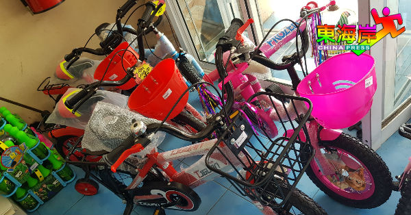 店家提供各种价位的儿童脚踏车满足客户要求。