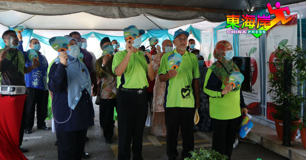 巴哈里（前排左3）出席彭州食安觉醒活动推介活动，前排左2为努鲁阿兹里。