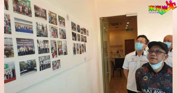 谢东成（左）陪同查卡利亚参观组织活动照片。