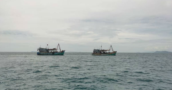 28名越南渔民分乘两船潜入大马海域进行双拖捕鱼。
