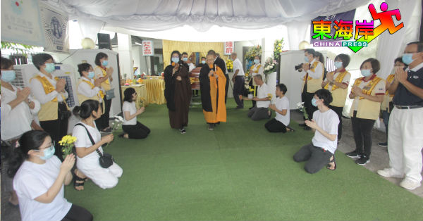 陈玉康家属在佛教形式中跪别陈老灵柩。