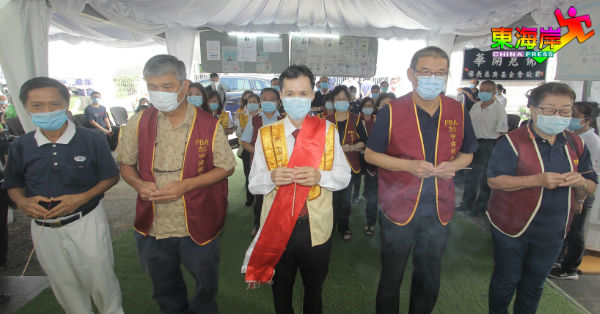 关丹宗教团体领袖及代表在陈老灵前做最后致敬。