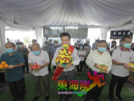 吴建成     华教工作者        送别老战友