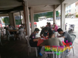 卫生局突击食店      食客抽烟中罚单