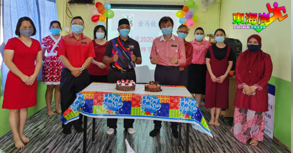百乐县官员马查哈（前左4）、劳玞华（前右3）与老师们共切蛋糕。