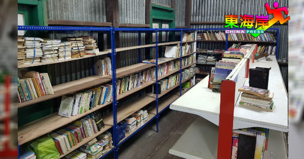 通过热心民众捐献书籍及二手书架，临时林明民众图书馆开始成形。