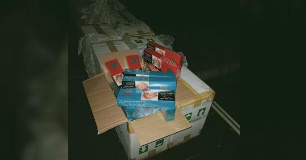 一箱箱逃税香烟被走私分子丢弃在纤维船上。