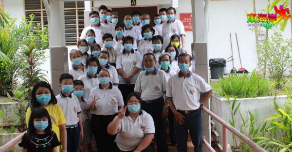 马来西亚无极圣母总会关丹分会会员，趁周末到关丹华团安老院打扫。