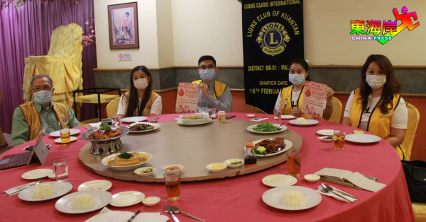 关丹狮子会呼吁民众踊跃参与捐血运动；左起为王诚宗、彭惠珊、陈抡标、叶丽珊及颜秀玉。