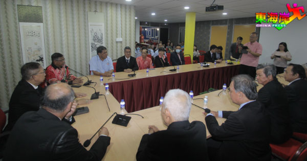 哈纳菲亚末（坐者左2）在宣誓礼上叮嘱新届理事会继续为华社策划更多发展福利。