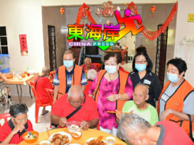 与文冬老人院长者庆中秋  吉隆坡阳光行善社送暖