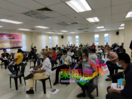 拍卖会  好热闹   报废摩哆   卖50令吉
