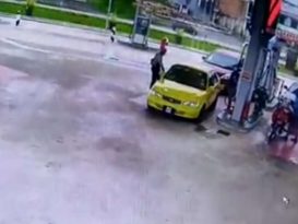 猖狂贼徒趁添油抢车 女司机惨被拖着走（有视频）