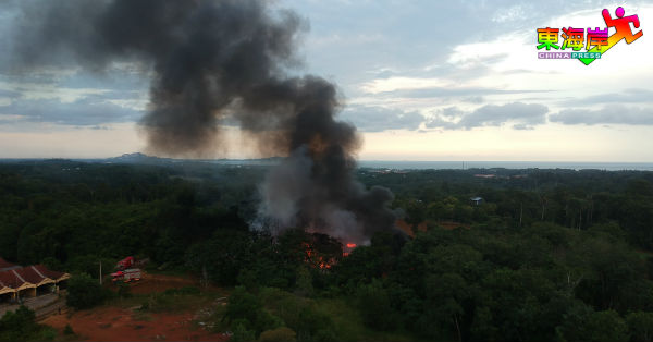 航拍机画面显示，火灾现场仍有火苗。