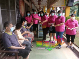 彭亨安溪同乡会妇女组 亲制300个月饼送老人