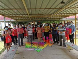 双溪兰华小董事部赠老师教职员月饼